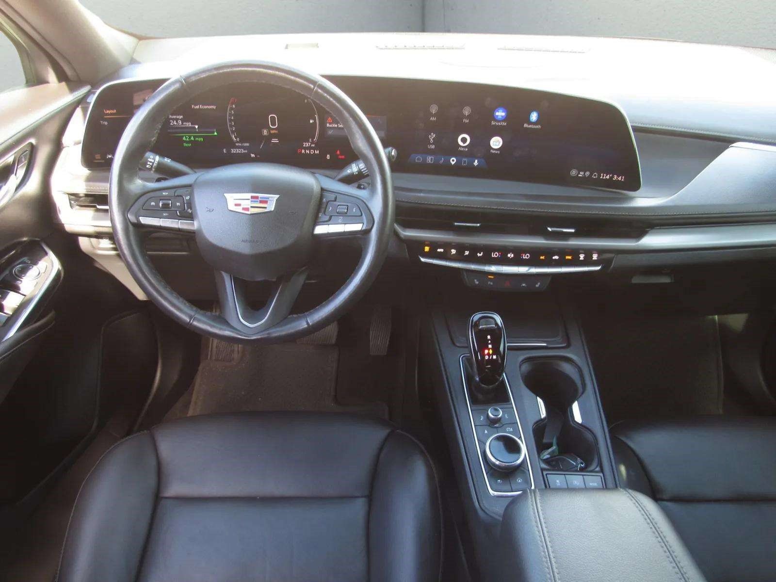 Used 2024 Cadillac XT4 Luxury w/ Cold Weather Package FWD image 15
