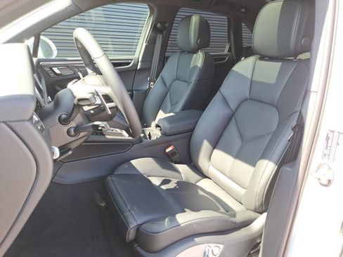 Used 2025 Porsche Macan image 5