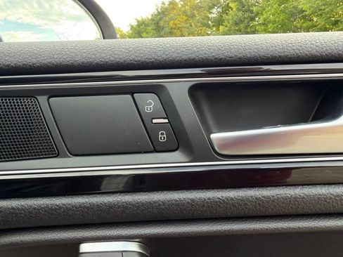 Used 2016 Volkswagen Touareg Sport AWD/4WD image 16