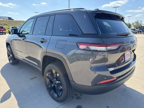 New 2025 Jeep Grand Cherokee Altitude image 22
