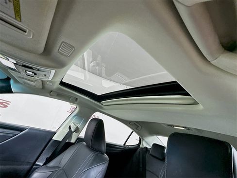 Used 2022 Lexus ES 300h w/ Luxury Package image 11