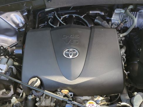 Used 2019 Toyota Highlander XLE FWD image 21