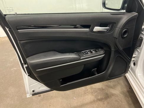 Used 2023 Chrysler 300 Touring L image 10