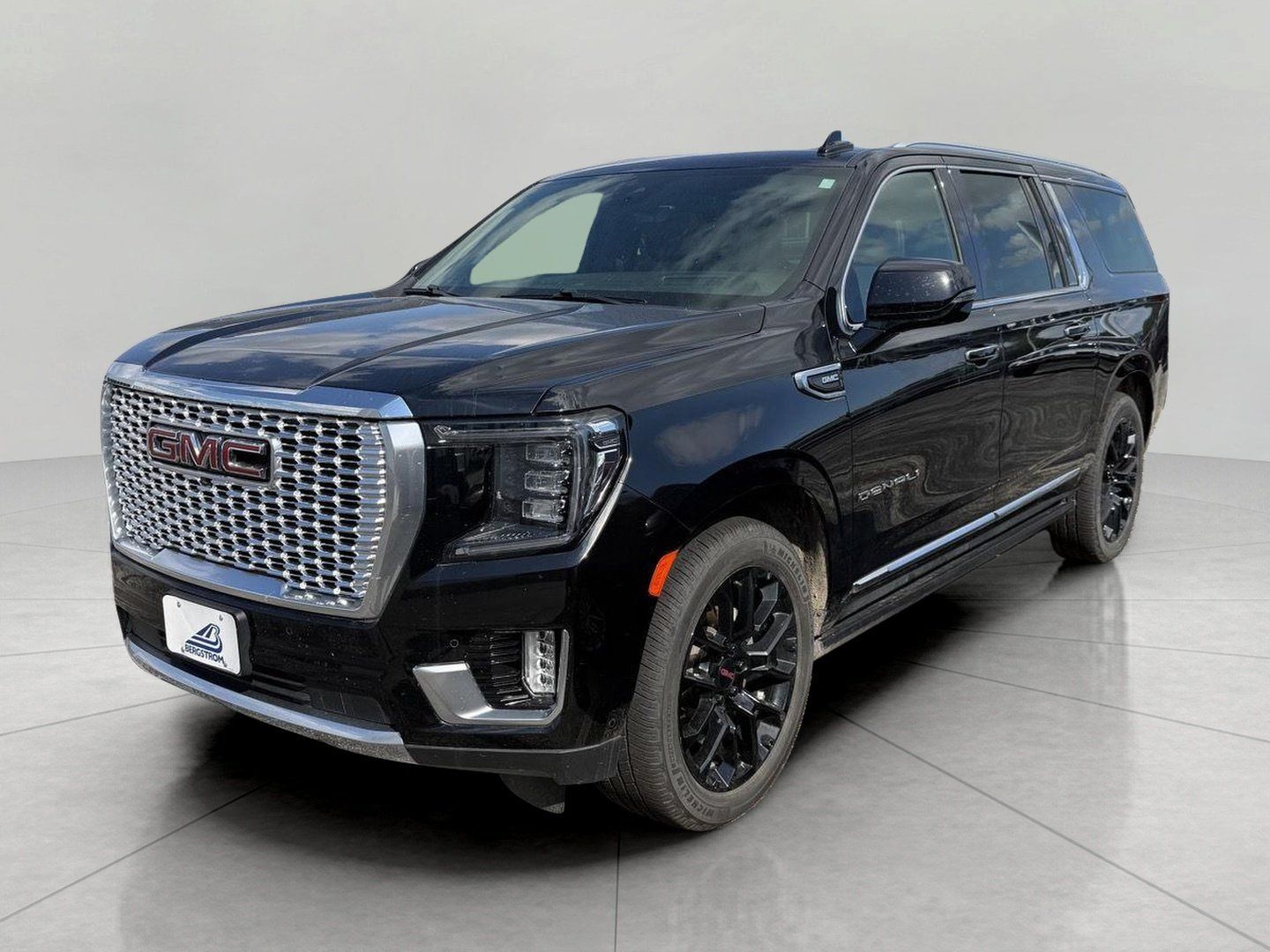Used 2024 GMC Yukon XL Denali w/ Denali Reserve Package AWD/4WD image 4