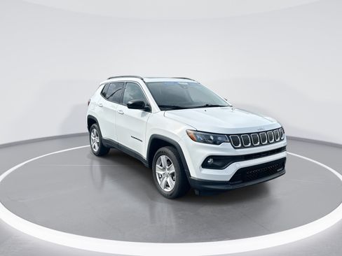 Used 2022 Jeep Compass Latitude w/ Sun and Sound Group AWD/4WD image 2