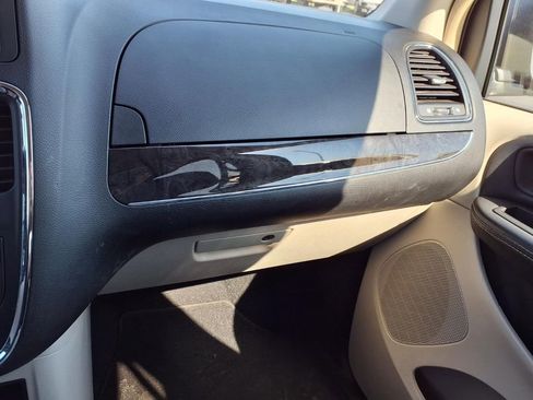 Used 2016 Chrysler Town & Country Touring w/ Driver Convenience Group FWD image 16