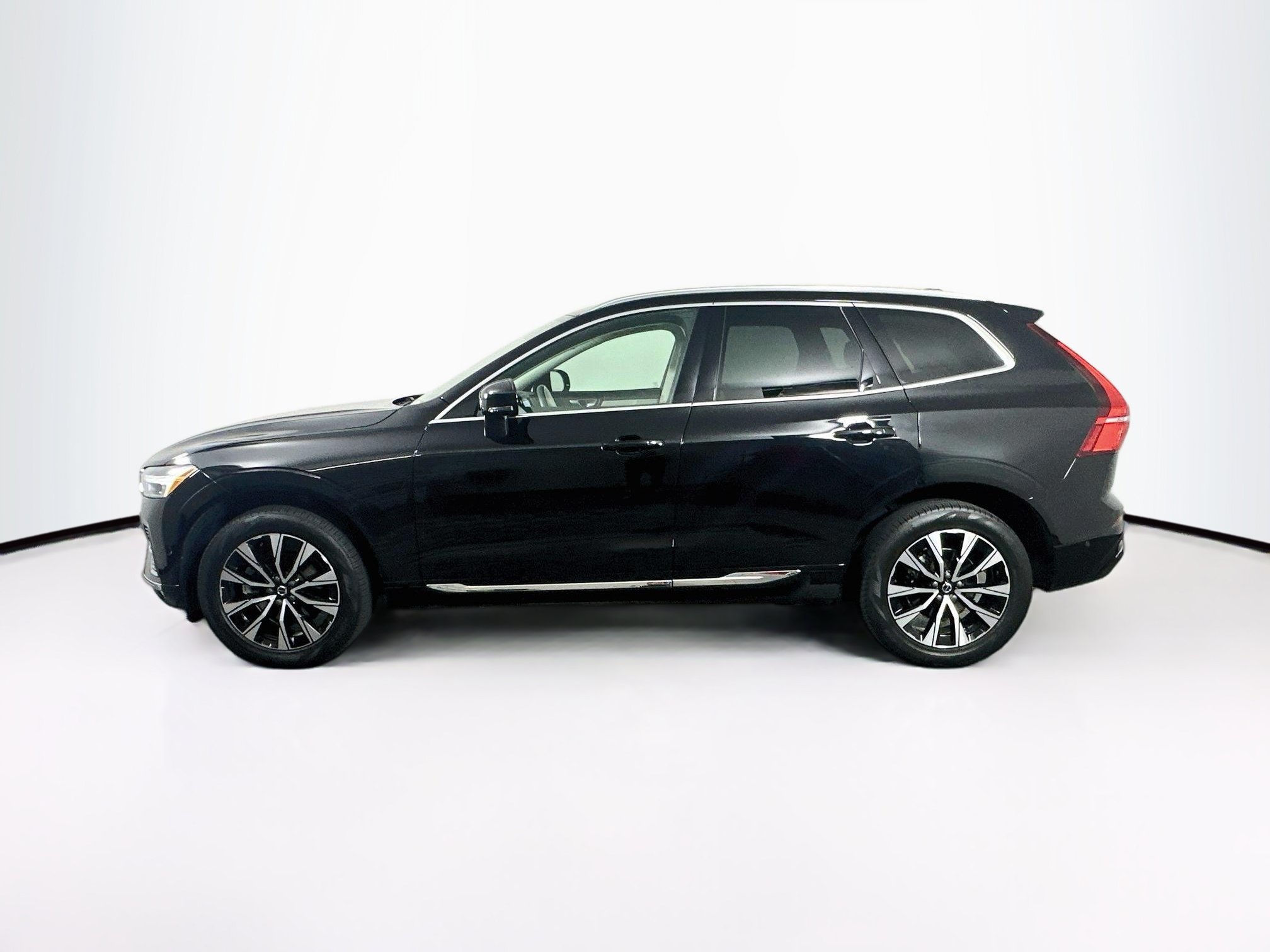 Used 2023 Volvo XC60 B5 Plus AWD/4WD image 4