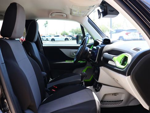 Used 2018 Jeep Renegade Latitude FWD image 35