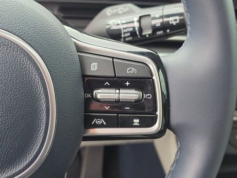 Certified 2025 Kia Carnival SX Prestige FWD image 36