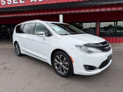 Used 2017 Chrysler Pacifica Limited w/ UConnect Theater Package