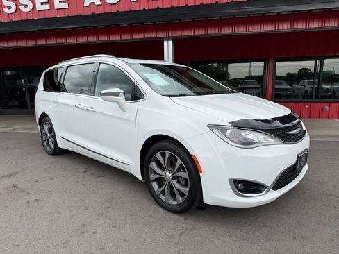 Used 2017 Chrysler Pacifica Limited w/ UConnect Theater Package FWD image 1