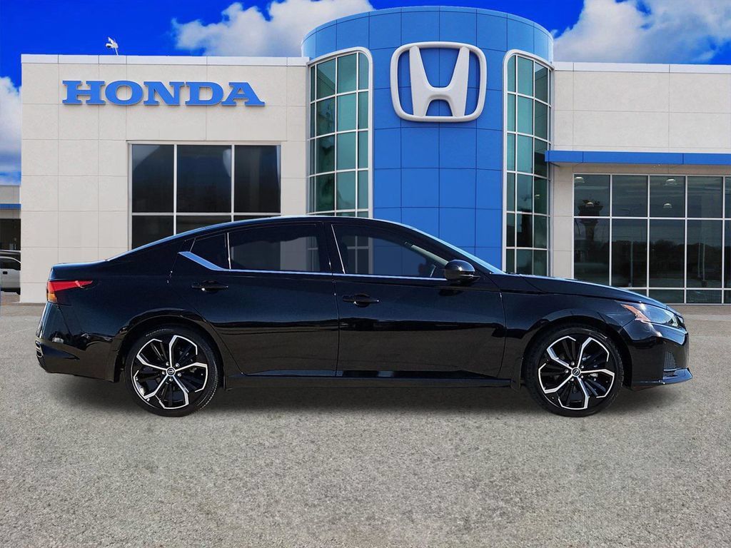Used 2024 Nissan Altima 2.5 SR FWD image 2