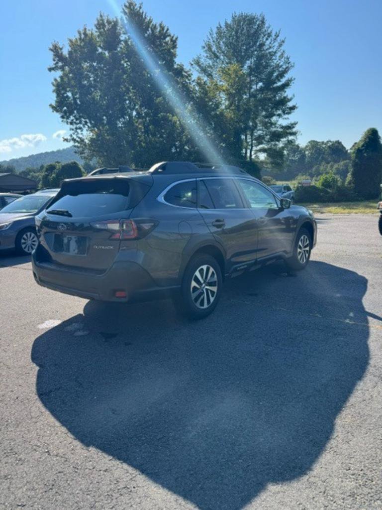 Used 2023 Subaru Outback Premium AWD/4WD image 4