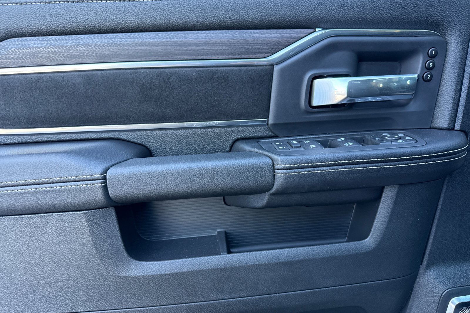 New 2026 RAM 3500 Laramie AWD/4WD image 14