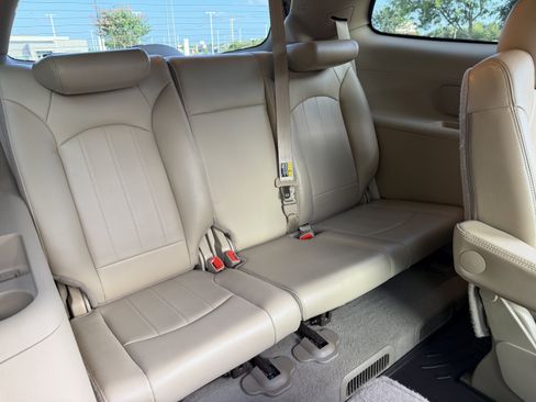 Used 2008 Buick Enclave CXL w/ Entertainment Package #2 FWD image 15