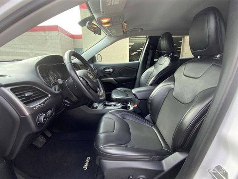 Used 2019 Jeep Cherokee Latitude Plus w/ Cold Weather Group image 10