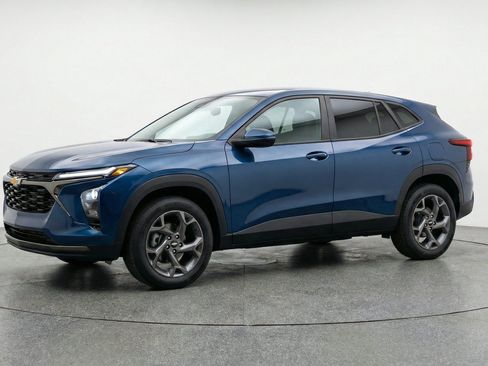 Used 2025 Chevrolet Trax LT FWD image 3