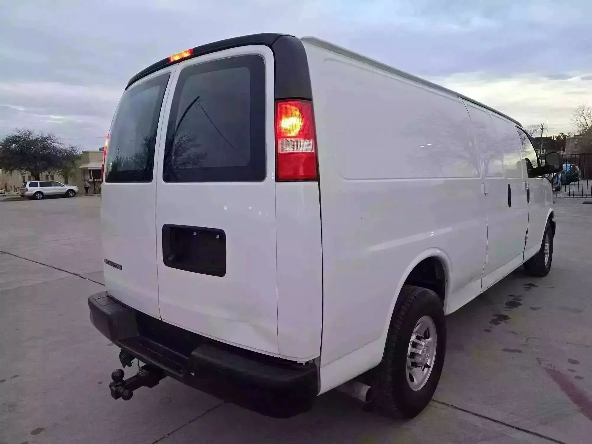 Used 2019 Chevrolet Express 2500 Extended w/ Driver Convenience Package RWD image 10
