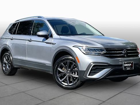 Used 2023 Volkswagen Tiguan SE FWD image 3