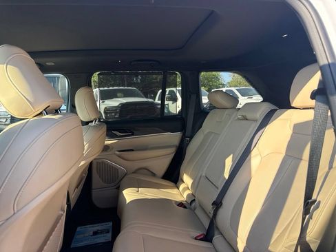 Used 2024 Jeep Grand Cherokee Limited w/ Luxury Tech Group II AWD/4WD image 13