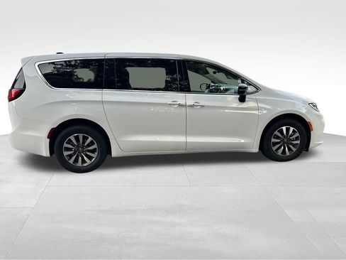 Used 2024 Chrysler Pacifica Limited FWD image 7