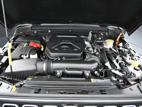 Used 2025 Jeep Wrangler Unlimited Sahara w/ Safety Group AWD/4WD image 31