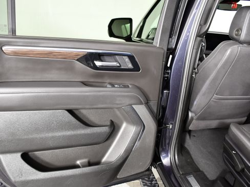 Used 2025 Chevrolet Suburban Z71 image 48