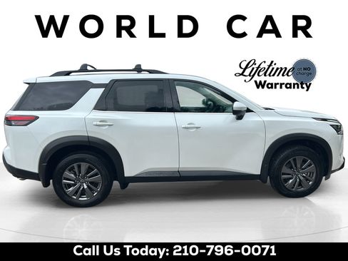 Used 2025 Nissan Pathfinder SV w/ SV Premium Package FWD image 2
