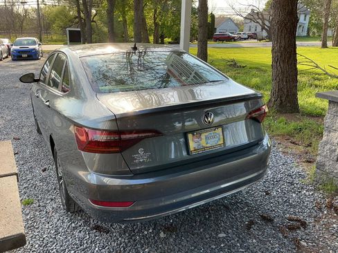 Used 2019 Volkswagen Jetta SE w/ Cold Weather Package FWD image 3
