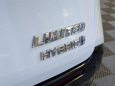 Used 2024 Toyota Sienna Limited image 9