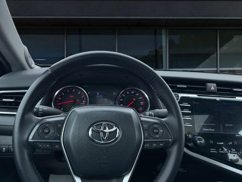 Used 2018 Toyota Camry XSE image 4