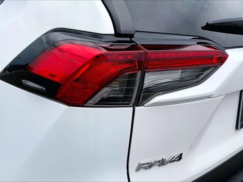 Used 2021 Toyota RAV4 XLE w/ Convenience Package FWD image 28