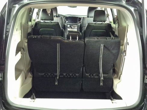 Used 2023 Chrysler Pacifica Touring-L image 24