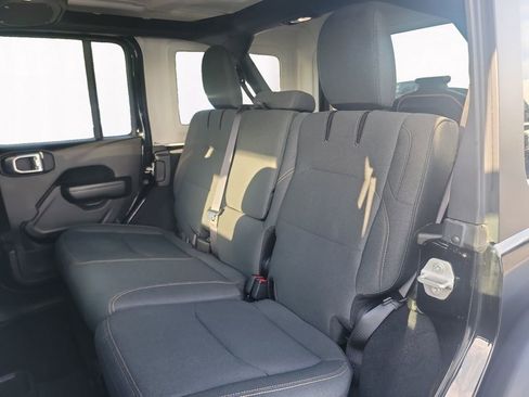 Used 2024 Jeep Wrangler Unlimited image 13