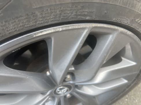 Used 2019 Toyota Avalon XLE w/ Moonroof Package image 9