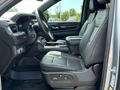 Used 2024 GMC Yukon XL Denali AWD/4WD image 4