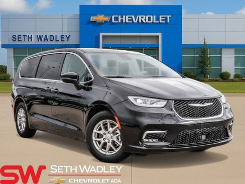 Used 2025 Chrysler Pacifica Select image 1