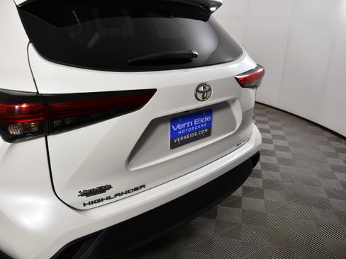Used 2021 Toyota Highlander XLE image 15