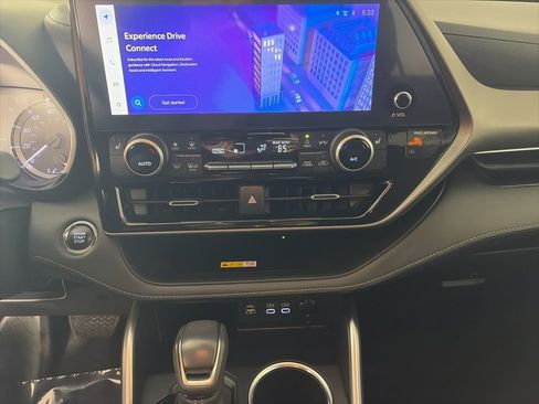 Used 2023 Toyota Highlander XLE image 2