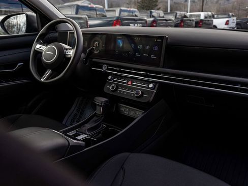 Used 2025 Hyundai Tucson SE image 33