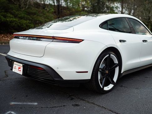 Used 2022 Porsche Taycan image 10