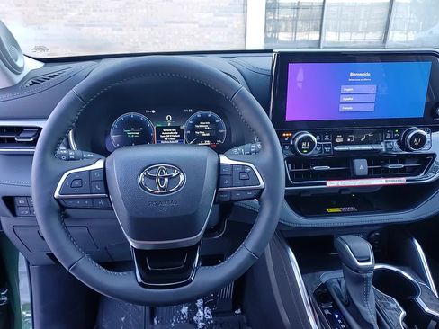 New 2025 Toyota Highlander Platinum image 22