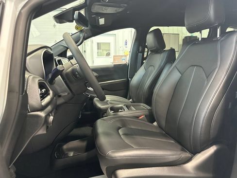 New 2027 Chrysler Pacifica Select AWD/4WD image 15