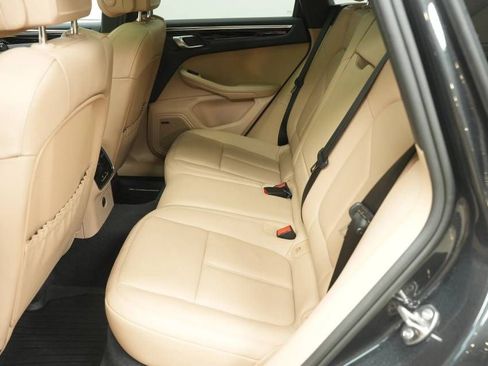 Used 2025 Porsche Macan AWD/4WD image 27