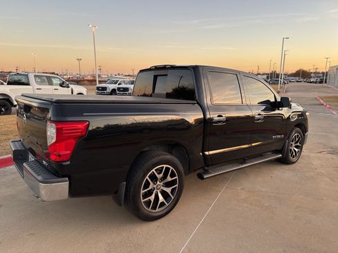 Used 2017 Nissan Titan SV image 7