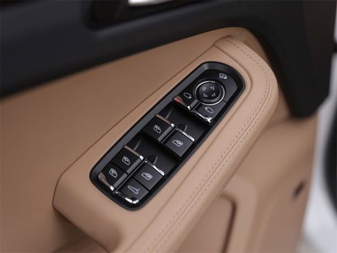 Used 2025 Porsche Macan image 31