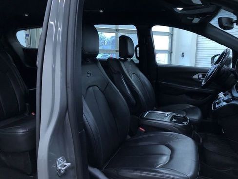 Used 2020 Chrysler Pacifica Touring-L Plus image 24