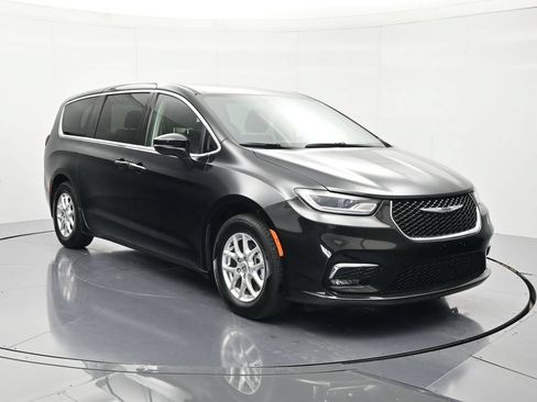 Used 2023 Chrysler Pacifica Touring-L FWD image 3