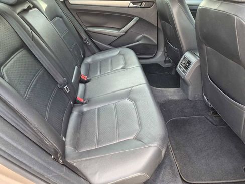 Used 2015 Volkswagen Passat TDI SE FWD image 18