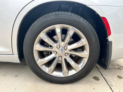 Used 2020 Chrysler 300 Touring L w/ Value Package AWD/4WD image 5